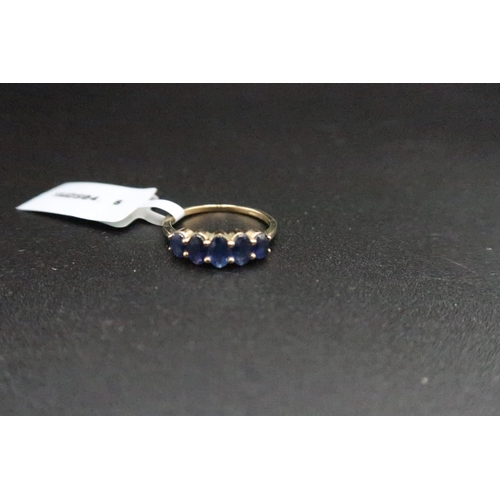 173 - A 9ct gold oval sapphire graduated five stone ring. Size M. Weight 1.73 grams