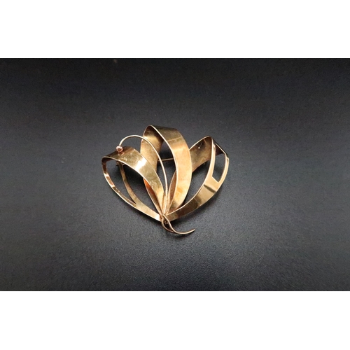 204 - An openwork fan brooch. Tests gold 14ct. Weight 6.26 grams.