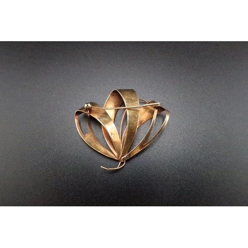 204 - An openwork fan brooch. Tests gold 14ct. Weight 6.26 grams.