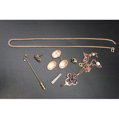 218 - A selection of 9ct gold jewellery to include cufflinks, necklaces, pendants, chains, ear studs - app... 