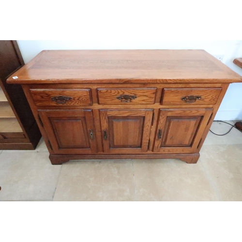 619 - A modern oak sideboard - slight damage to one door - Width 133cm