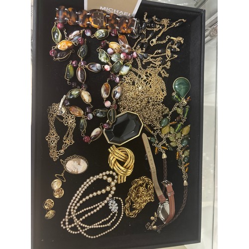 93 - A quantity of yellow metal costume jewellery, beads and necklaces, to include a Michael Kors tortois... 