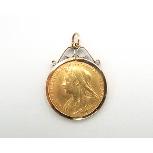 34 - A 1901 Queen Victoria Sovereign coin within a 9ct gold pendant mount. Weight 9.36 grams