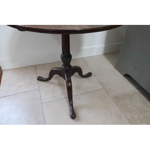 661 - A Georgian mahogany tilt top side table on wrythen stem, top diameter 76cm, with good patina