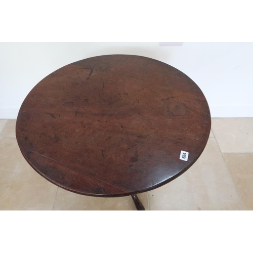 664 - A Georgian mahogany table with birdcage action, with nice patina, top 72cm diameter