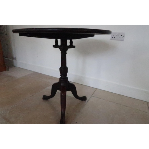 664 - A Georgian mahogany table with birdcage action, with nice patina, top 72cm diameter