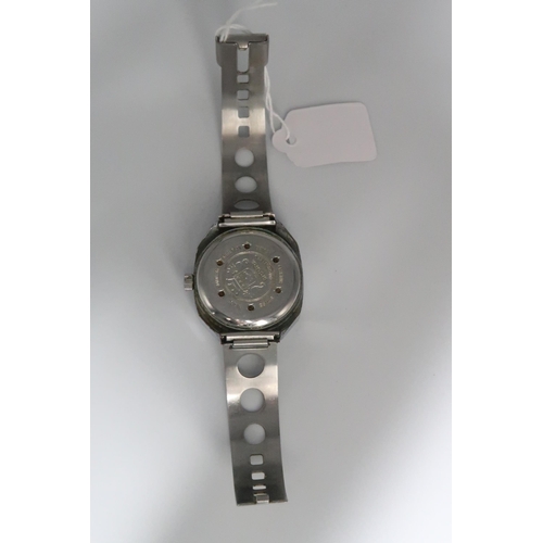 271 - A Sicura 17 jewels Swiss made wristwatch on stainless steel strap with hours, minutes and date apert... 