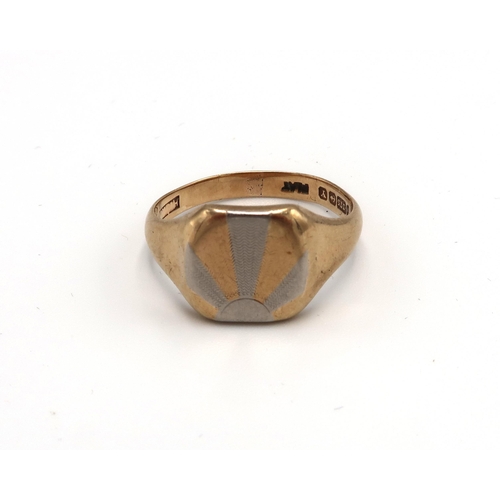 85 - A 9ct bi-colour gold signet ring. Size T. Weight 5.40 grams