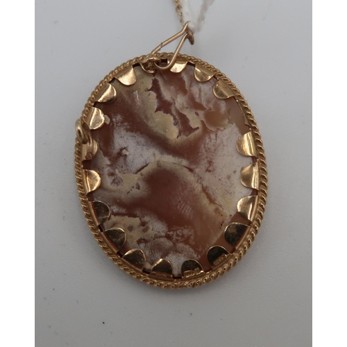 86 - An oval cameo panel within a 9ct gold frame. Length 33mm. Weight 5.27 grams. Brooch fitting missing.