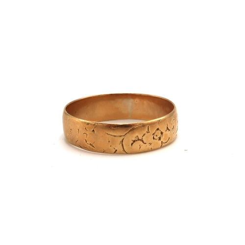 94 - An 18ct 5.3mm band ring with engraved pattern. Size Q 1/2. Weight 3.11 grams.