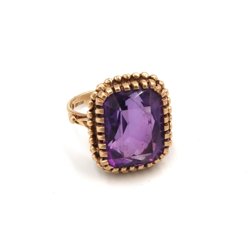 119 - A 9ct gold amethyst single stone ring. Size N. Weight 6.90 grams.
This ring is in good condition. Th... 