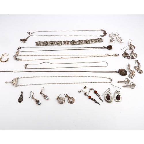 157 - A group of vintage and later silver jewellery including a quatrafoil link bracelet, pair of amber dr... 