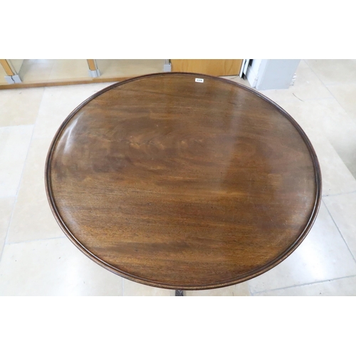 622 - A good quality mahogany tripod table, late 19th century on a wrythern base and three carved cabriole... 