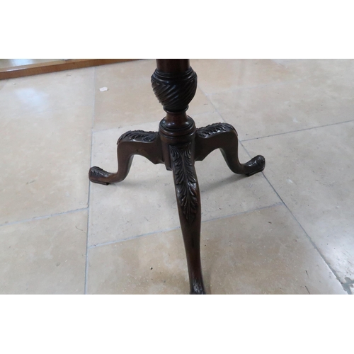 622 - A good quality mahogany tripod table, late 19th century on a wrythern base and three carved cabriole... 