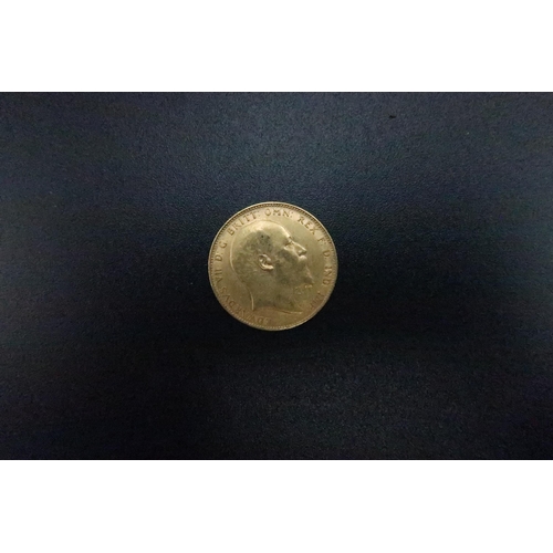 371 - A 22ct gold sovereign dates 1910 - weight approx 7.98 grams