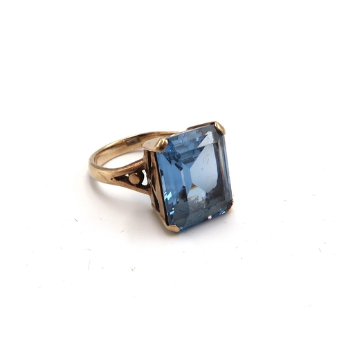 115 - A synthetic spinel single stone ring. Size M 1/2. Stamped 9ct. Weight 5.08 grams