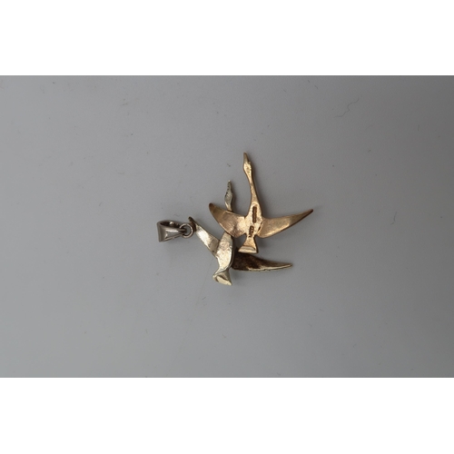 158 - A 9ct bi-colour gold pendant modelled as two swans in flight, 2.6g.