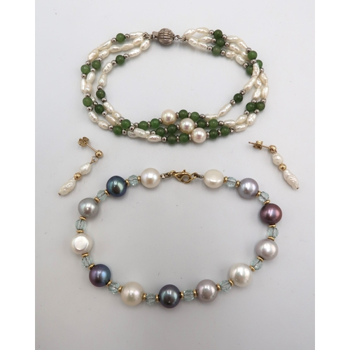 162 - An 18ct gold, grey and natural coloured pearl bracelet with aquamarine coloured bead accents, 9.8g, ... 