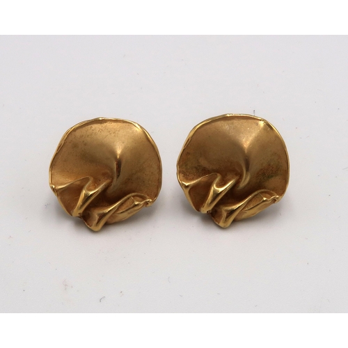 166 - A pair of 9ct gold earrings of naturalistic form, with 9ct gold butterfly backs, total weight 5.2g.