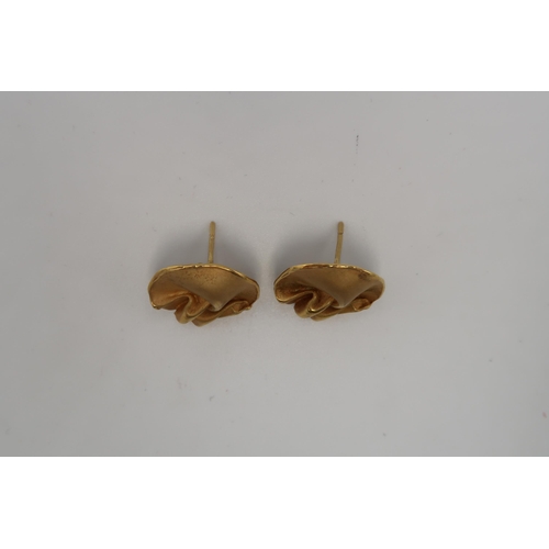 166 - A pair of 9ct gold earrings of naturalistic form, with 9ct gold butterfly backs, total weight 5.2g.