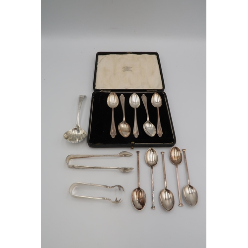 359 - A group of silver comprising a set of five silver teaspoons, cased, a set of five coffee spoons, and... 