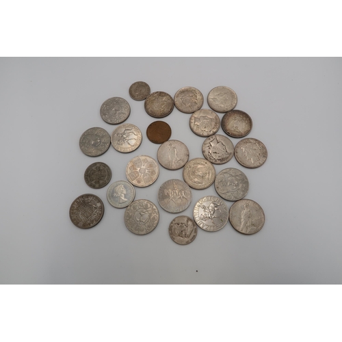 385 - An assortment of 24 coins to include Peace dollars, 1/2 dollar, assorted £5 and other coins. Weight ... 