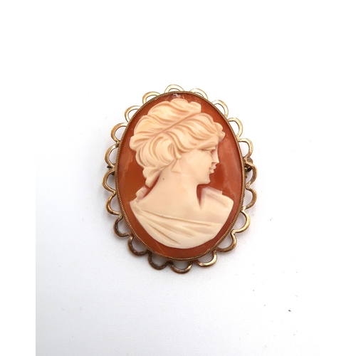 48 - A 9ct gold hallmarked cameo brooch - total weight approx weight 5.67 grams