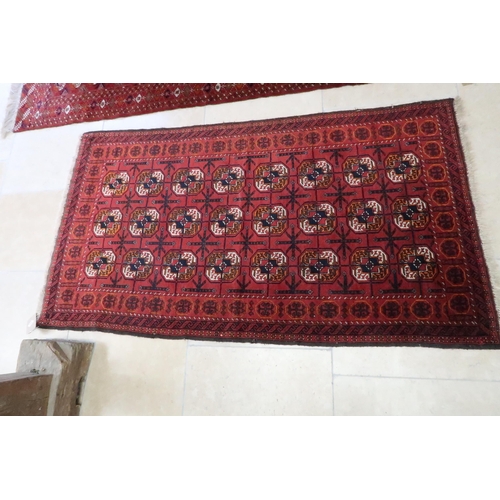 572 - A vintage hand knotted rug - 200cm x 107cm