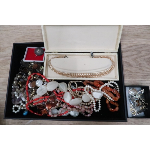 41 - An assortment of costume jewellery to include a collection of novelty brooches of a musical theme.