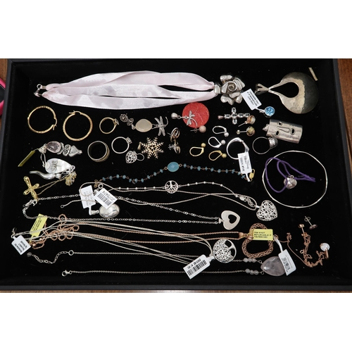 101 - A Selection of Silver jewellery items, to include Rings, Earrings and assorted. Total weight 148g.