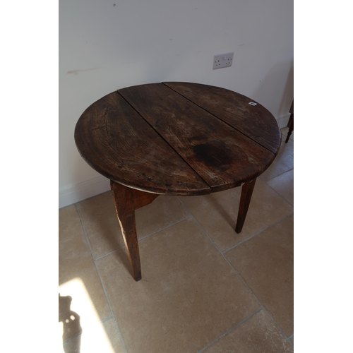 626 - An early 19th century cricket table, possibly elm or yew wood, 79cm x 76cmcm diameter top x 72cm hig... 