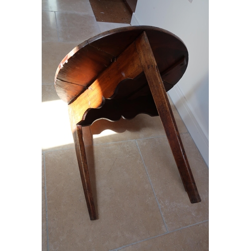 626 - An early 19th century cricket table, possibly elm or yew wood, 79cm x 76cmcm diameter top x 72cm hig... 
