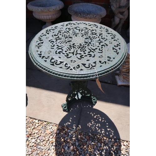 687 - A cast iron garden table - Diameter 60cm