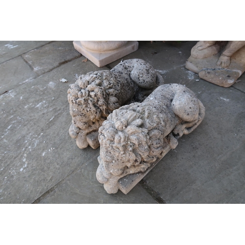 690 - A pair of garden lions - 40cm x 20cm