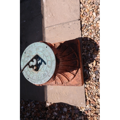 692 - A garden sundial