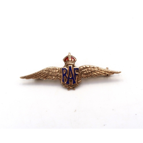 81 - A 9ct yellow gold and enamel RAF Sweetheart brooch in box - approx weight 3.9 grams