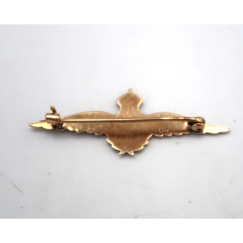 81 - A 9ct yellow gold and enamel RAF Sweetheart brooch in box - approx weight 3.9 grams