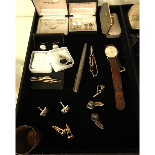 109 - A vintage silver Parker fountain pen with 14ct gold nib, together with a group of gentleman's access... 