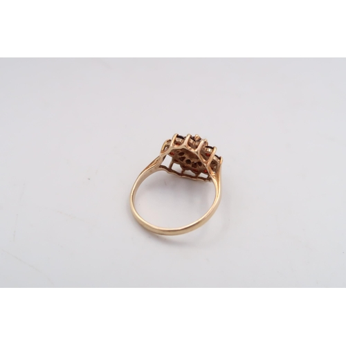 32 - A 9ct Garnet Cluster Ring. 

Weight: I Size: 2.25g