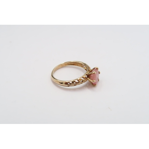 22 - A 9ct gold pink sapphire solitaire ring. Size O. Weight 2.41 grams