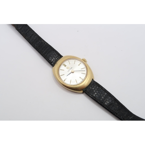 An 18ct Ladies Omega, 22mm, Featuring a gold oval case design with a silver dial. Original omega buckle and strap. 

Condition: Case & Dial in good order, running during period of observation.

Weight: 17g