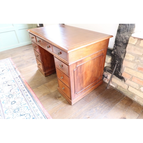 624 - A good quality 19th century freestanding desk with a leather inset top over nine drawers - in good c... 