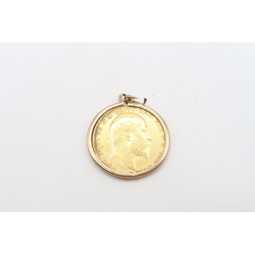 353 - A George VII London Mint 1910 Full Sovereign within a 9ct mount. Weight 8.96 grams