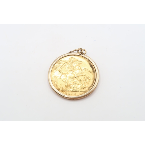 353 - A George VII London Mint 1910 Full Sovereign within a 9ct mount. Weight 8.96 grams