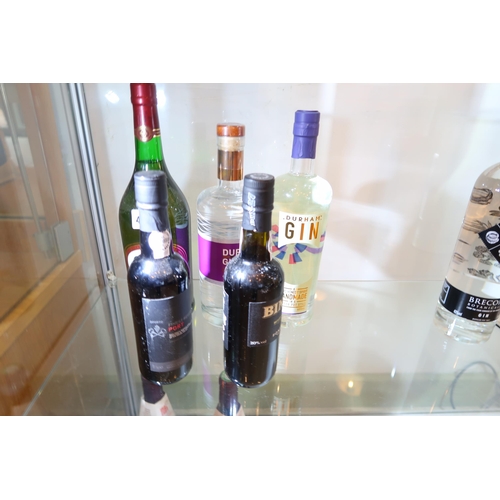 341 - Two half bottles Port 33cl, a Croft Sherry 75cl and two bottles Gin 75cl