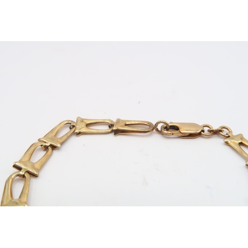42 - A 9ct Folded Fancy Link Bracelet Condition: Bracelet in good order, no obvious signs of damageWeight... 