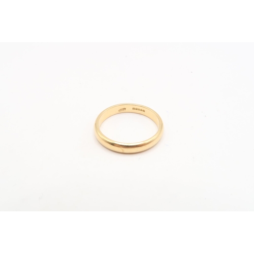 180 - An 18ct gold 3mm band ring. Size K 1/2. Weight 2.91 grams.