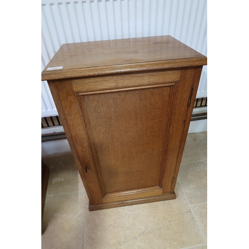  A good quality oak cupboard with an integral drawer, 84cm high x 39cm deep x 53cm wide