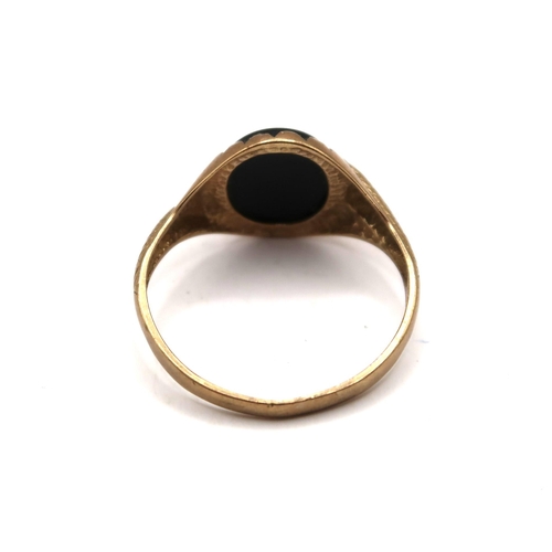 50 - A 9ct gold onyx signet ring with snake detail. Size V. Weight 2.75 grams
