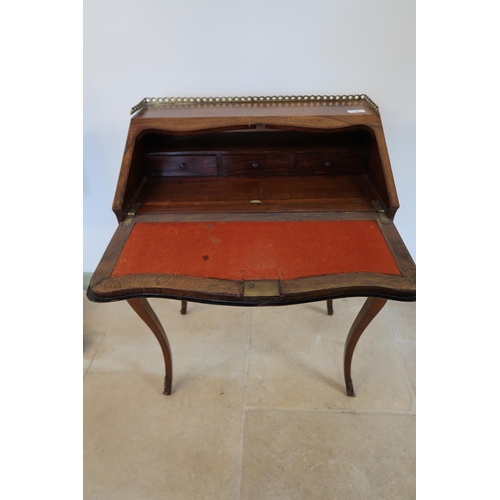 546 - A good quality 19th century walnut and inlaid Continental ladies desk on cabriole legs, 66cm wide x ... 